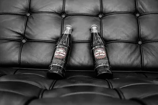 皮肤，软饮料，扶手椅，沙发，玻璃，饮料，更新，室内