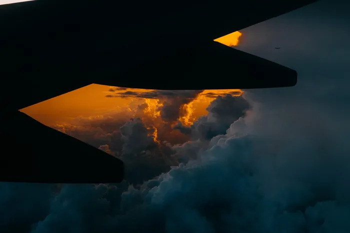 飞机的轮廓，轮廓，机翼，云，云，飞机，飞机，天空