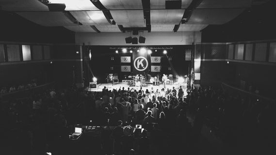 美国，chicopee，chicopee综合高中，人群，音乐，歌手，音乐会，吉他