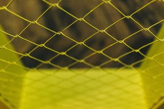 黄色铁丝网的特写镜头