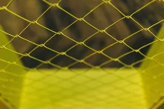 黄色铁丝网的特写镜头