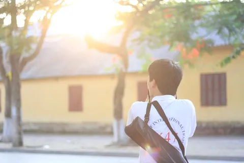 男子穿着马球衫带包