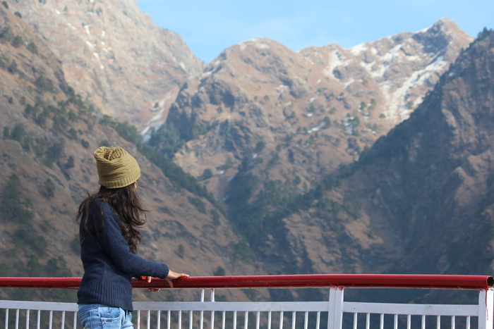 穿着蓝色汗衫的女人站在Fencce上