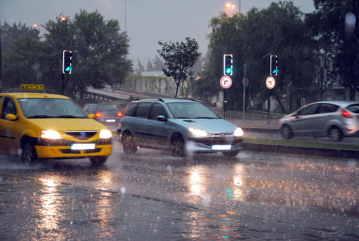 雨，交通，汽车，城市，道路，红绿灯，出租车，降雨