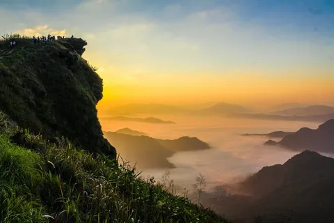 黄金时段云海峭壁景观摄影 黄金时段云海峭壁景观摄影