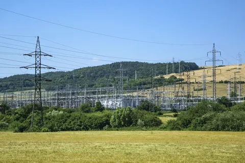 景观、田地、建筑、工业、灌木、危险、配电、电线杆 景观、田地、建筑、工业、灌木、危险、配电、电线杆