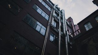 灰色墙漆中高层建筑