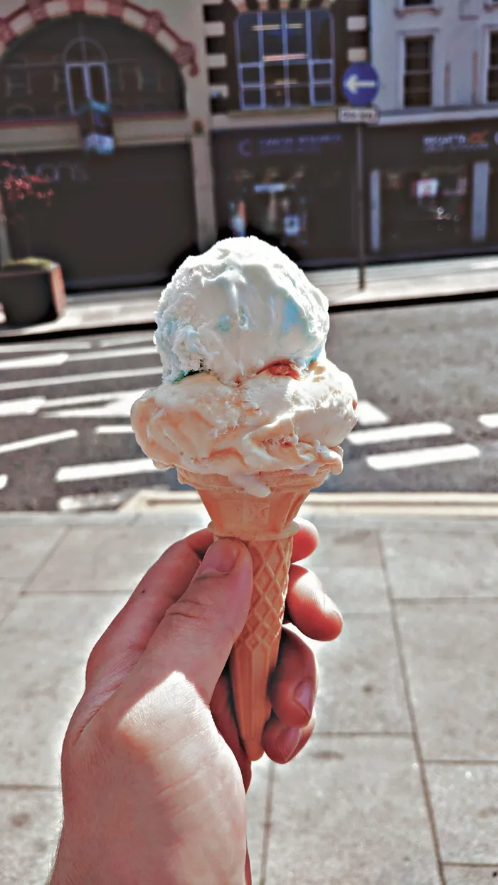 人手，手，冰淇淋蛋筒，蛋筒，冷冻食品，手持，甜食，冰淇淋