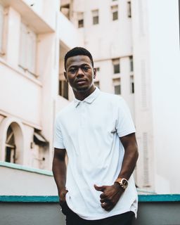 穿着白色马球衫的男子站着