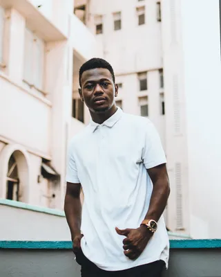 穿着白色马球衫的男子站着