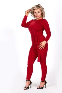 身穿红色长袖上衣和红色紧身裤的女子 身穿红色长袖上衣和红色紧身裤的女子