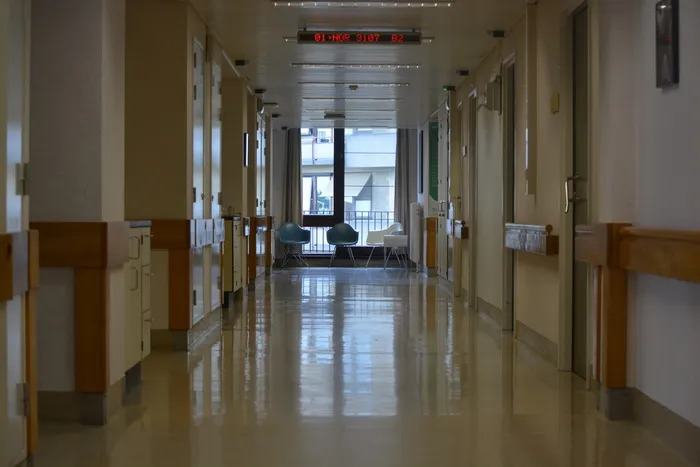 医院，帮派，医院，帮派，建筑，拱廊，走廊，室内，建筑