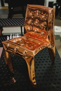 展览上的各种设计师桌椅