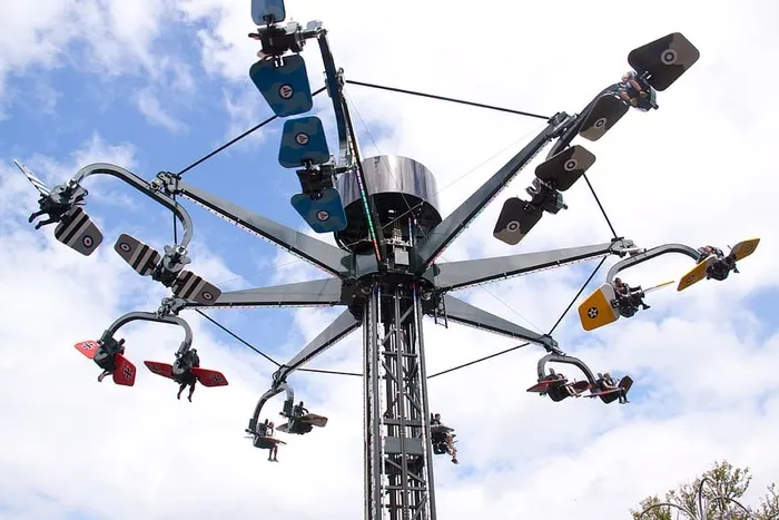 旋转木马，小山，娱乐，娱乐，斯文图尔，主题，天空，低角度视野