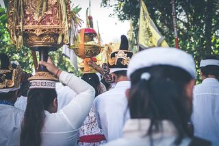 游行队伍中的人们庆祝Nyepi