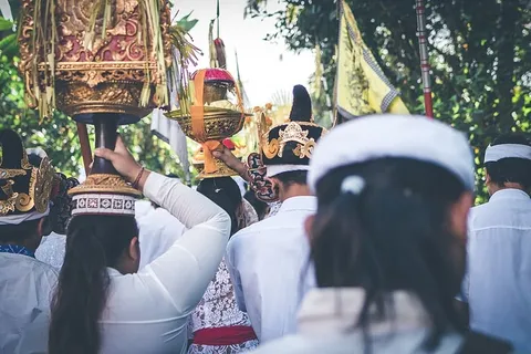 游行队伍中的人们庆祝Nyepi 游行队伍中的人们庆祝Nyepi