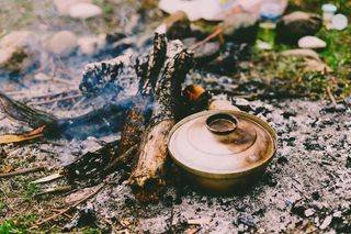 圆形灰色烹饪锅