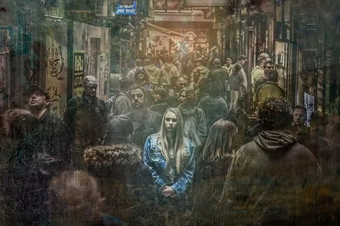 女人,穿着,蓝色,牛仔夹克,人群,人们,孤独,悲伤 女人,穿着,蓝色,牛仔夹克,人群,人们,孤独,悲伤
