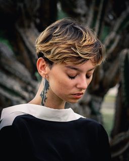 穿黑白衬衫的女人