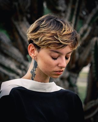 穿黑白衬衫的女人