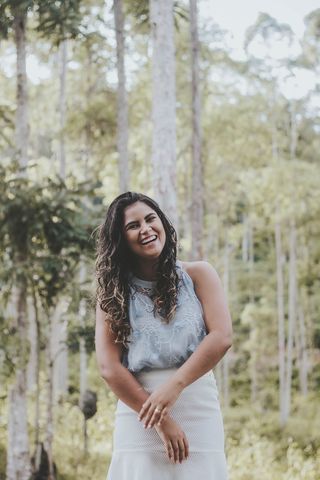 灰色无袖连衣裙女子浅焦照片