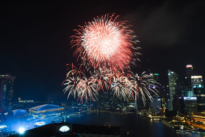 夜间在滨海湾金沙天空爆炸的烟花