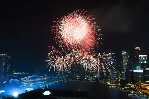 夜间在滨海湾金沙天空爆炸的烟花 夜间在滨海湾金沙天空爆炸的烟花