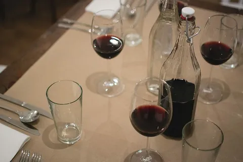 桌上的红酒 桌上的红酒