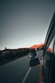 左侧灰色车辆侧后视镜反射道路 左侧灰色车辆侧后视镜反射道路