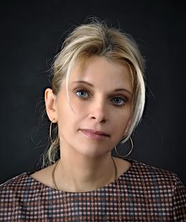 女士，戴，棕色，圆领，上衣，金色耳环，项链，女孩