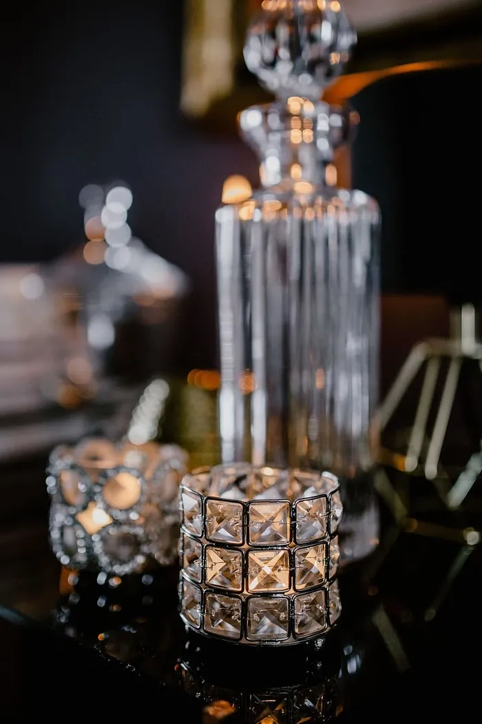 酒瓶、蜡烛和墙上的一幅画