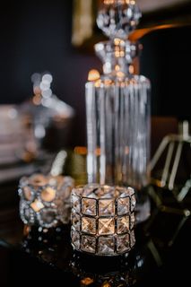 酒瓶、蜡烛和墙上的一幅画