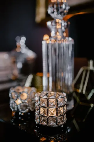 酒瓶、蜡烛和墙上的一幅画