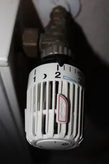 加热,散热器,恒温器,热量,加热成本,能量,温度,黑色背景 加热,散热器,恒温器,热量,加热成本,能量,温度,黑色背景