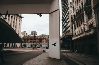 晴空下的混凝土建筑