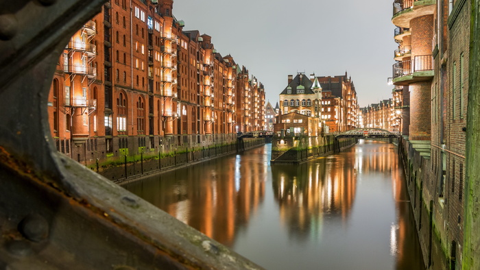 Lighted，building，Side，canal，wasserschloss，speicherstadt，hamburg，castle