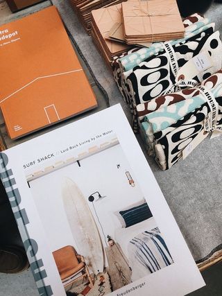 白色标签书籍、靠垫、文件夹、枕头、美国、旧金山、杂志、书籍