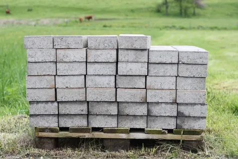 复合石材，范围，堆叠，木制托盘，建筑，草，植物，日