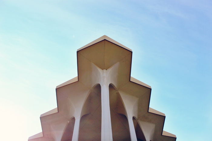 米色，建筑，蓝色，天空，建筑，基础设施，屋顶，低视角