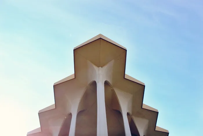 米色，建筑，蓝色，天空，建筑，基础设施，屋顶，低视角