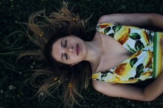 女人，撒谎，绿色，草，女孩，梦，衣服，谎言