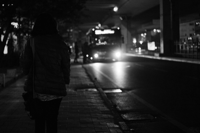 黑色巴士在夜间接近