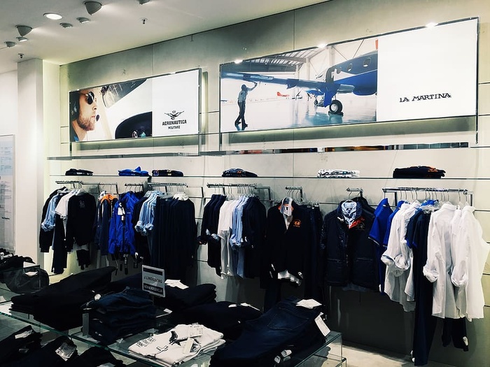 商店里挂着的衣服