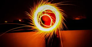 钢毛，黑暗，夜晚，剪影，夜空，人物，动作，模糊动作