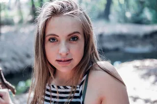 身穿黑白条纹吊带上衣的女士