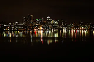 城市，城市景观，灯光，夜晚，倒影，海，天际线，水