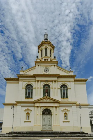 白黄相间的大教堂