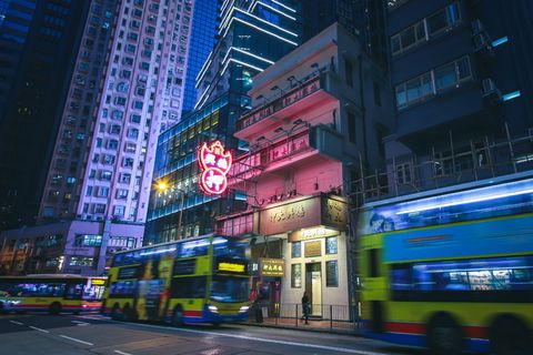 夜间香港市中心的建筑