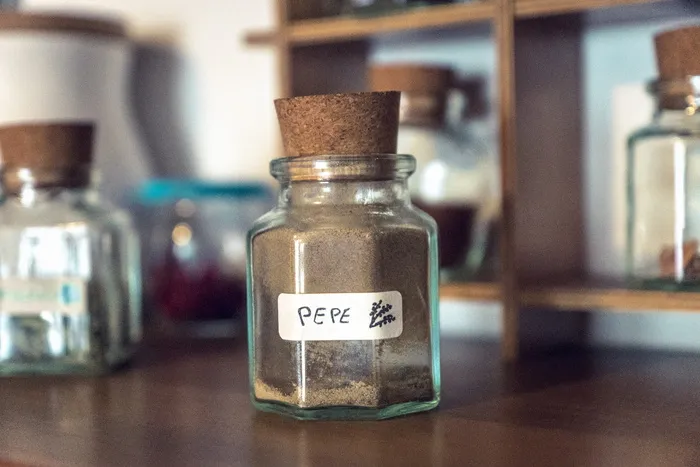 棕色木桌上的透明软木瓶