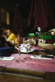 餐厅空杯子的特写照片